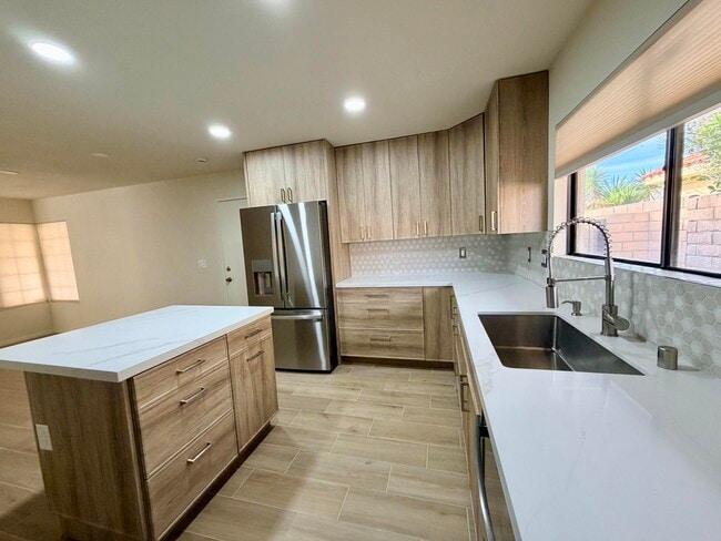 Building Photo - 1496 E Luna Way