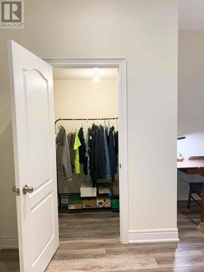 Photo du bâtiment - 132D Finch Ave E