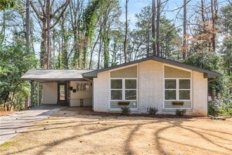 Building Photo - 2542 Warwick Cir NE
