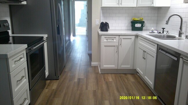 Foto del edificio - 1233 Devonshire Dr