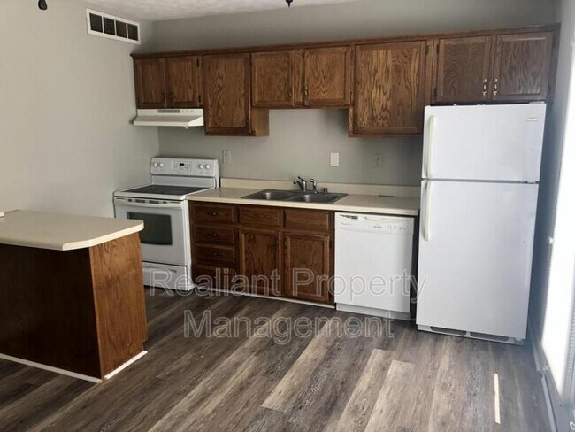 Building Photo - 102 Woodview Dr