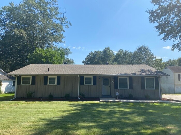 Primary Photo - 140 E Crest Rd