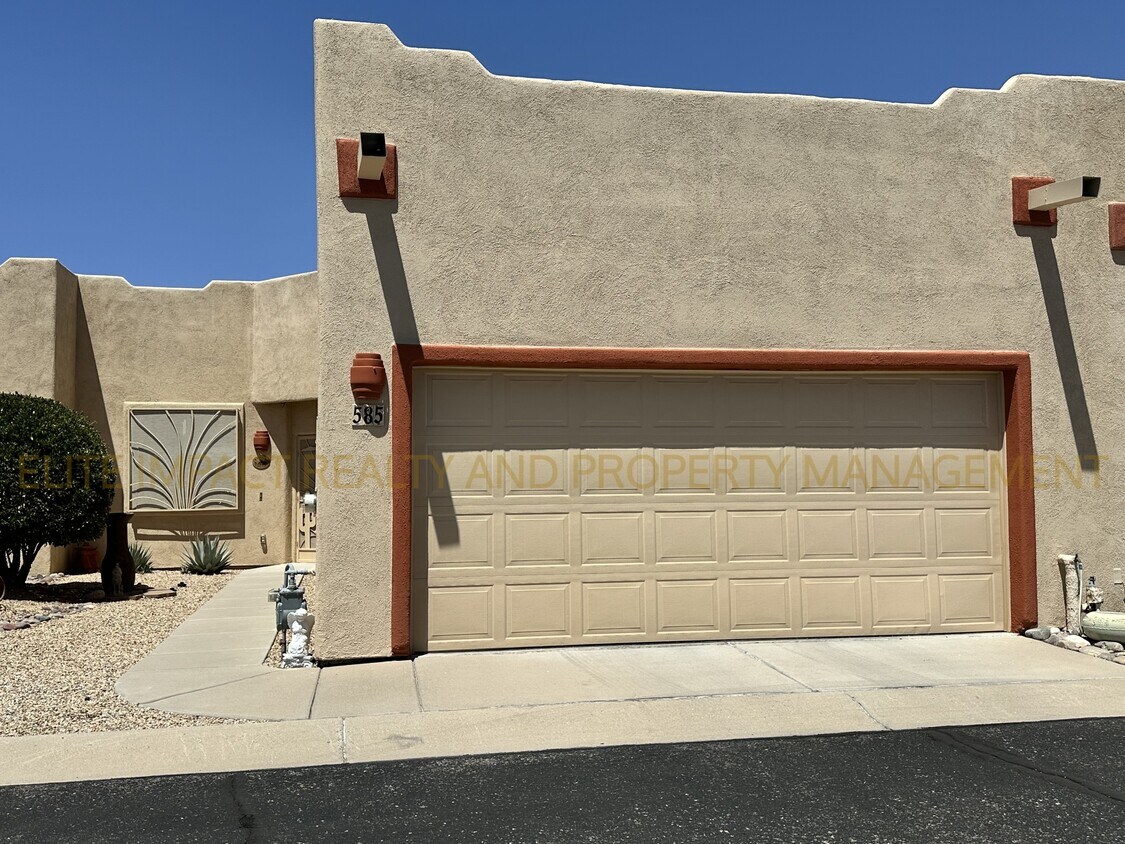 Foto principal - 585 W Deerview Ct