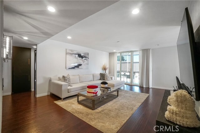 Foto del edificio - 22041 Costanso St