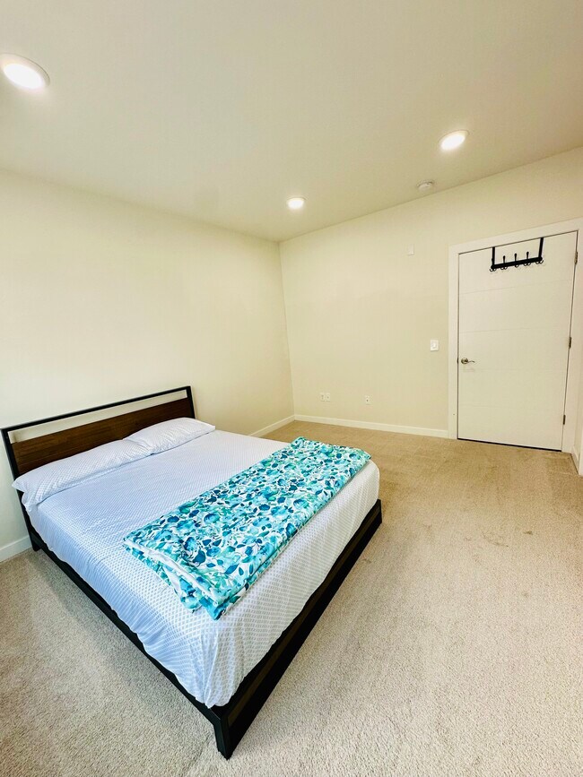 Building Photo - 723 Lorhan Dr