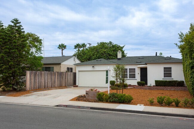 Building Photo - Charming Vintage Home in College East