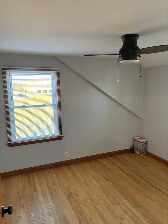 Dormitorio trasero - 1324 S 109th St