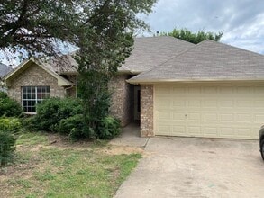 Building Photo - 1024 Brittany Dr