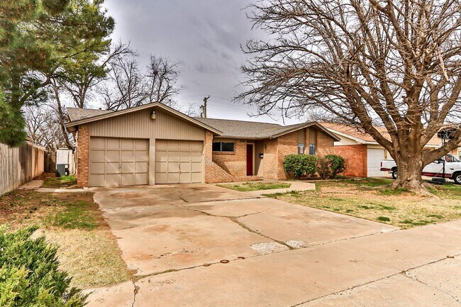 Foto del edificio - Great House Located Just North Of Marsha S...