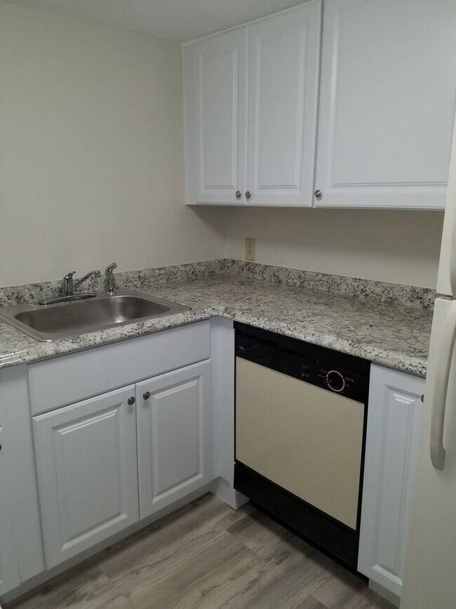 Foto del edificio - 2 Bedroom 1 Bath Uxbridge. ALL UTILITIES I...