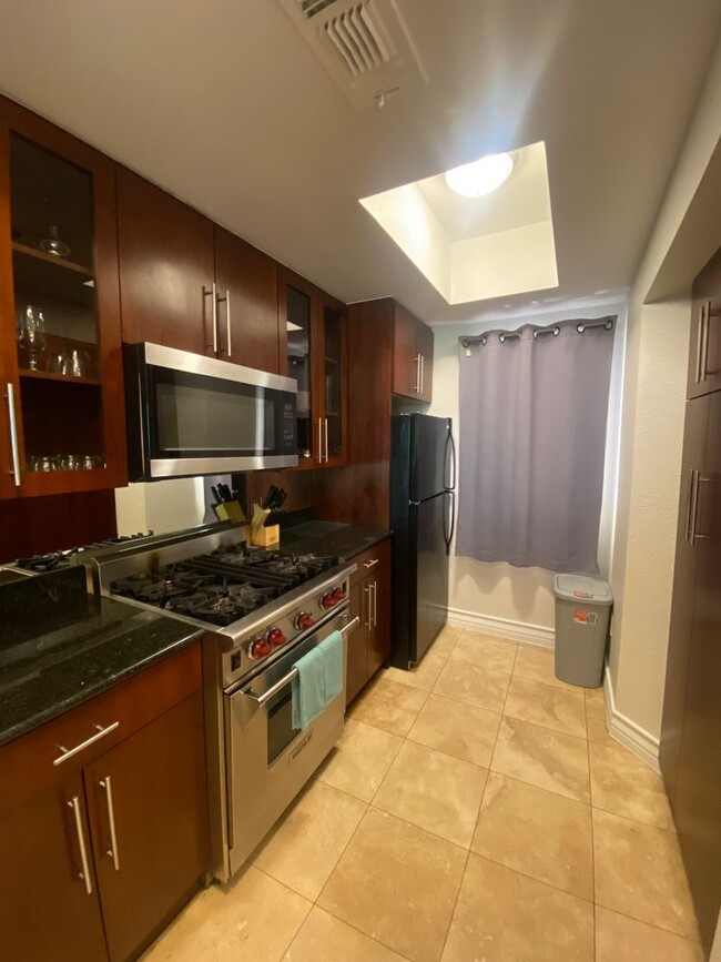 Building Photo - Lovely furnished 2 bedroom at The Meridian...