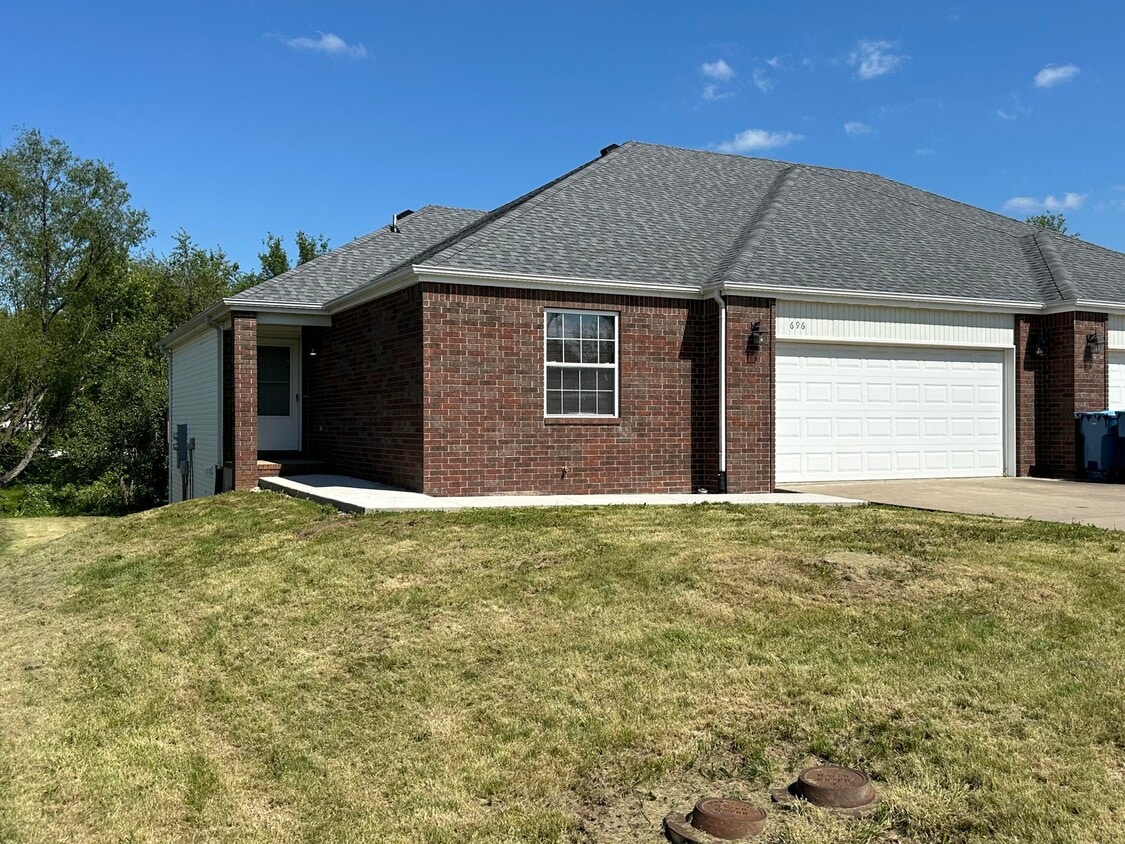 696 S Curtis St, Nixa, MO 65714 Room for Rent in Nixa, MO