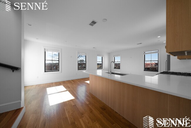 Building Photo - 332 E 8th St
