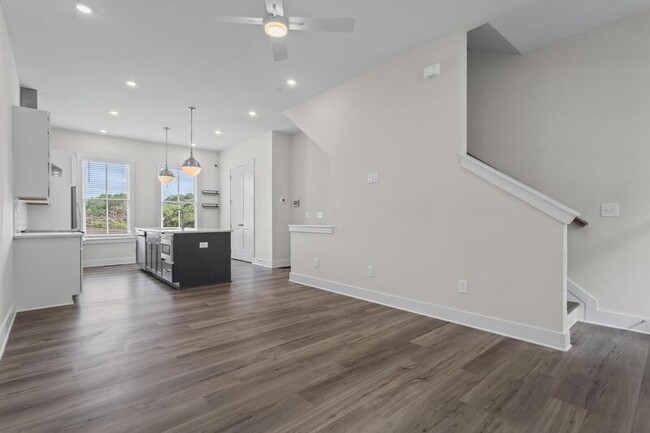Building Photo - 1066 Crest Cir SE