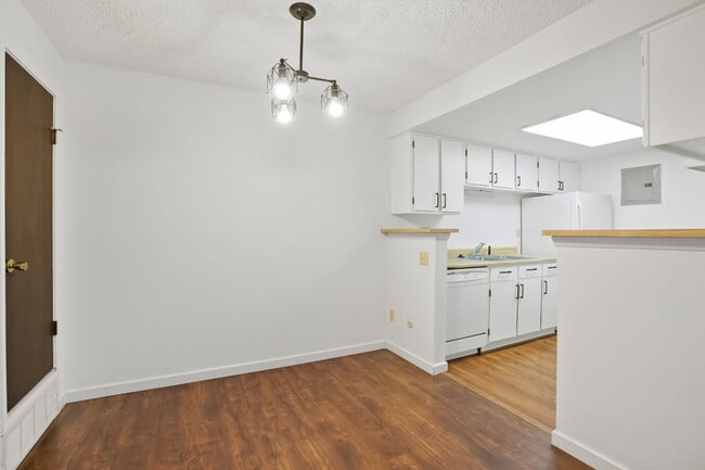 Foto del edificio - Aurora - 2 Bedroom 2 Bath Condo - Garage, Washer/Dryer - Community Pool