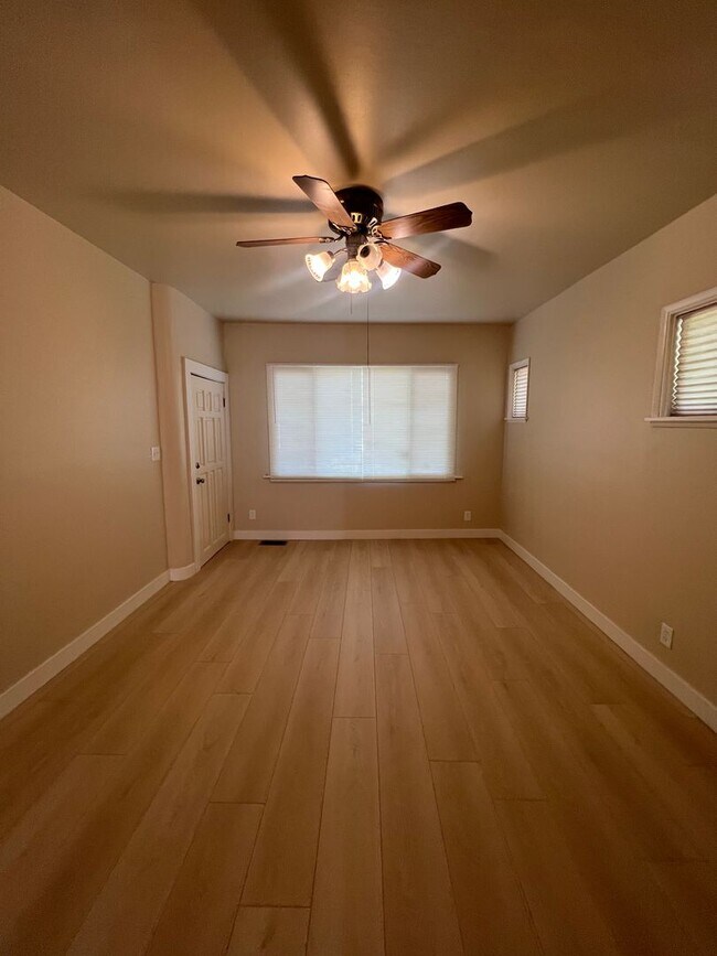 Foto del edificio - BEAUTIFULLY REMODELED HOME W/ HUGE OUTBUILDING!!