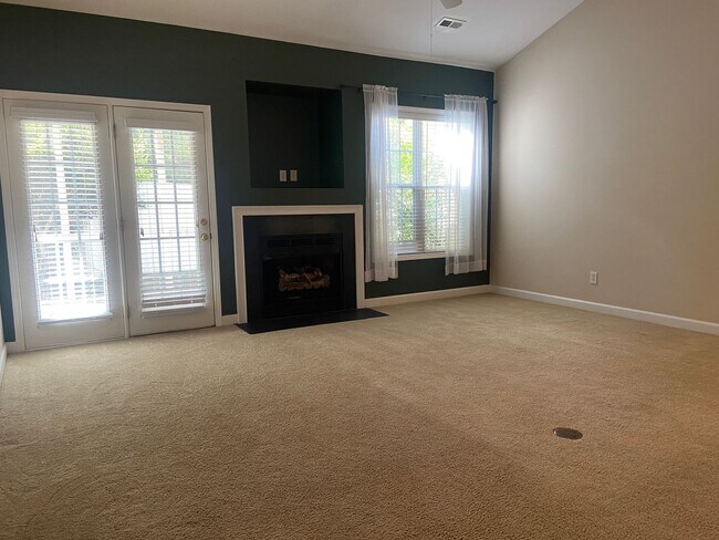 Building Photo - 3 Bedroom,2 Bathroom One Level Townhome in...