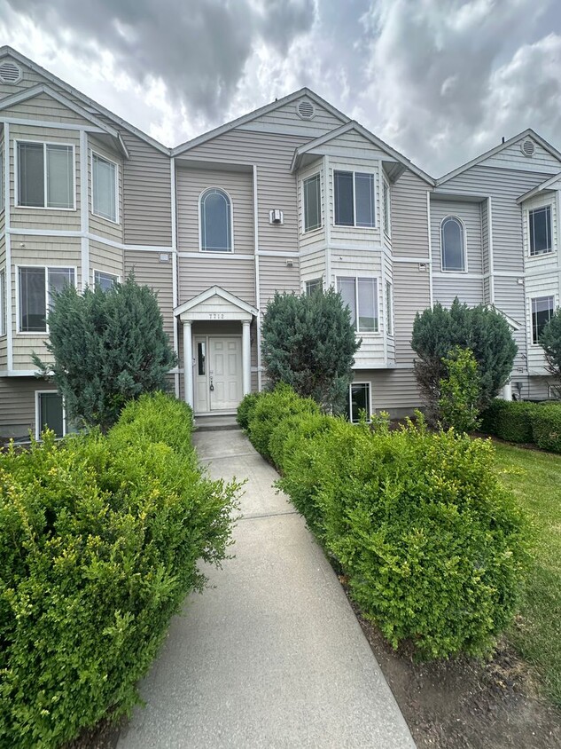 Primary Photo - 3 bed 3.5 bath Townhome, NEW Paint & Carpe...