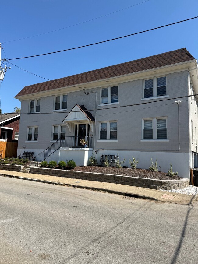 Foto del edificio - 1844 Deer Park Ave