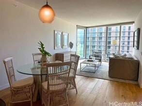 Building Photo - 1001 Queen St