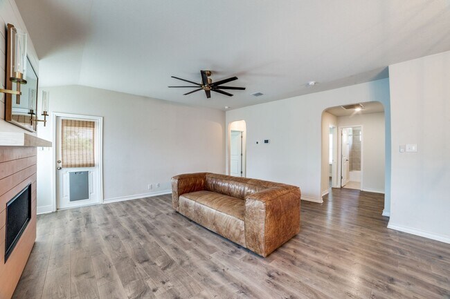 Building Photo - BETTER-THAN-NEW SINGLE STORY HOME IN RIVER...