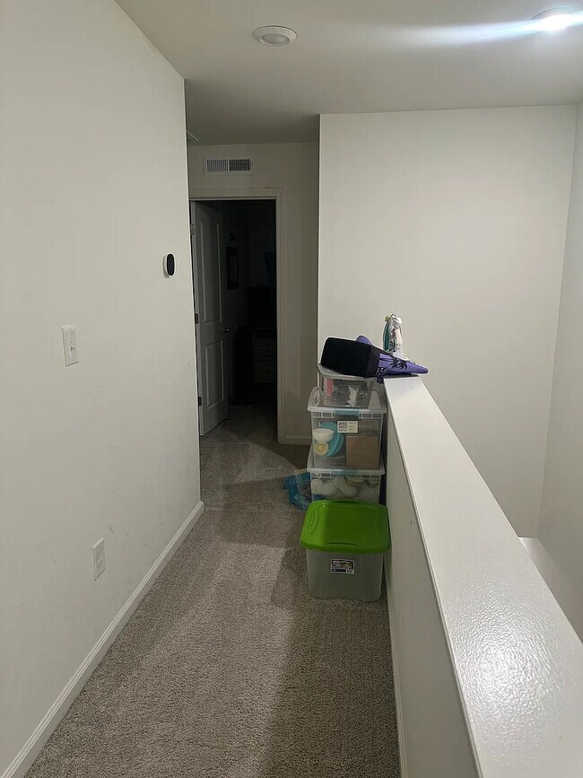 Foto del edificio - Room in Townhome on Spline Cir