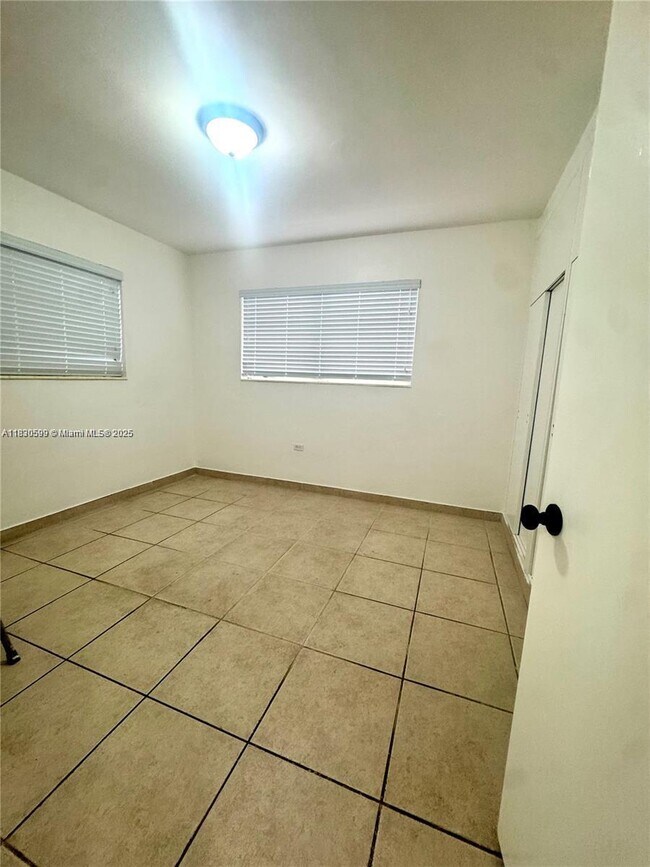 Foto del edificio - 539 W 40th Pl