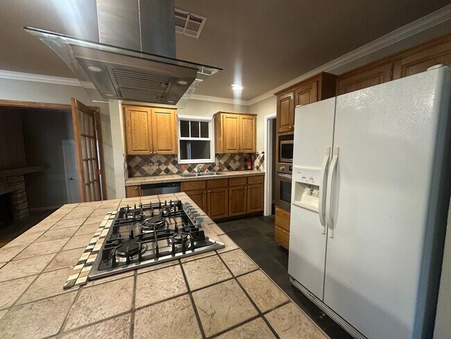 Building Photo - 5 Bed/ 3 Bath