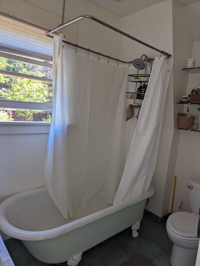Full bath - 180 B St