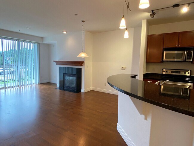 Foto del edificio - Stylish 1BD/1BA Condo with Garage & Balcony in Sought-After Englewood Location | $1,795/mo