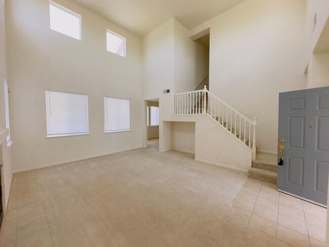 Building Photo - Charming 3 Bedroom