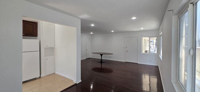 Foto del edificio - 361 N Hayworth Ave