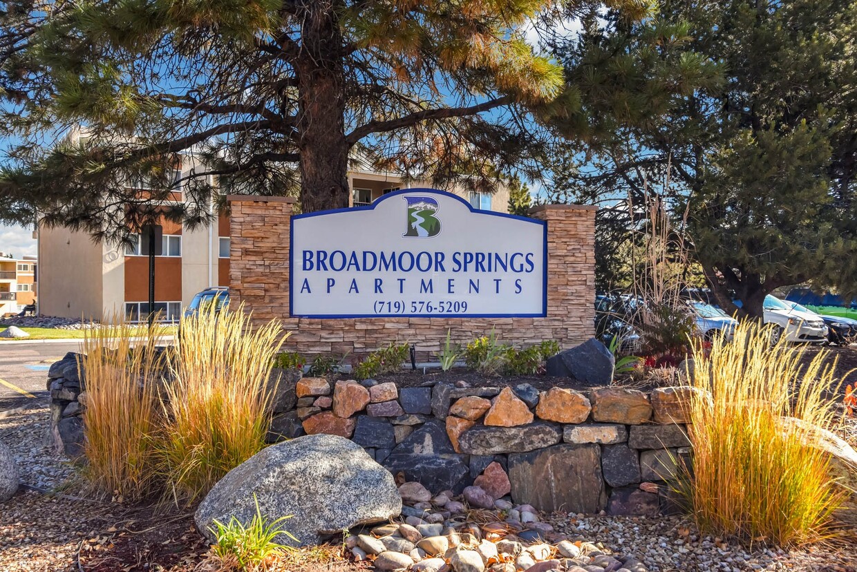 Broadmoor Springs 420 E Cheyenne Mountain Blvd Colorado Springs CO   Broadmoor Springs Colorado Springs Co Property Signage At Broadmoor Springs Co 