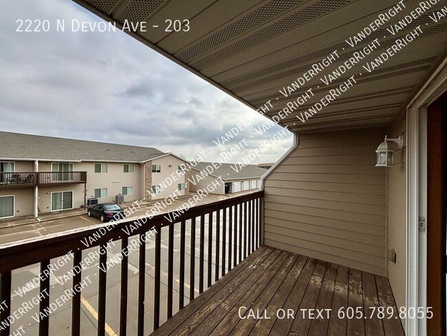 Foto del edificio - 2220 Devon Ave