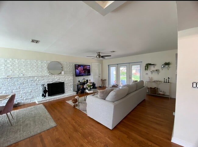 Photo - 216 Rippling Ln House