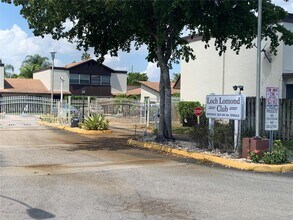 Building Photo - 3200 NW 5th Terrace