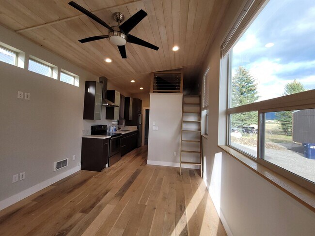 Building Photo - 205 Cottage Ln