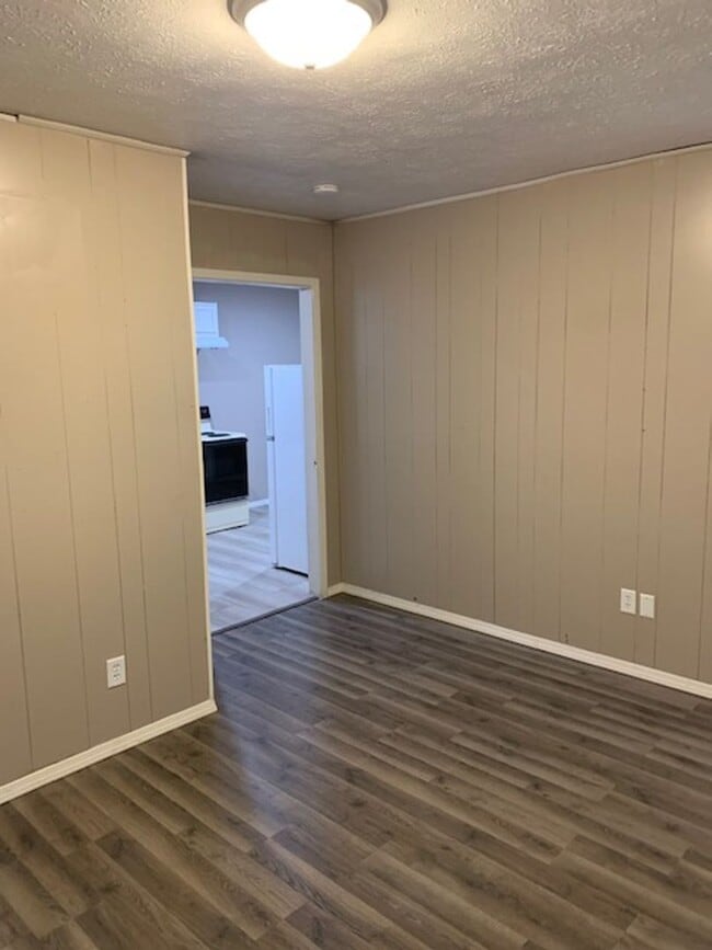 Building Photo - One bedroom One Bath Walk In-Hollister, MO