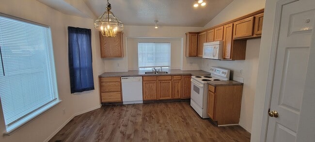 Building Photo - Remodeled 3 Bedroom