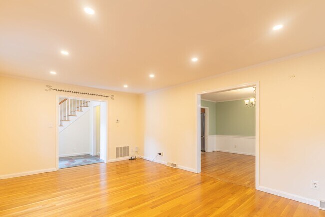 Foto del edificio - 4 Bedroom 2.5 Bath Colonial in West Hartford