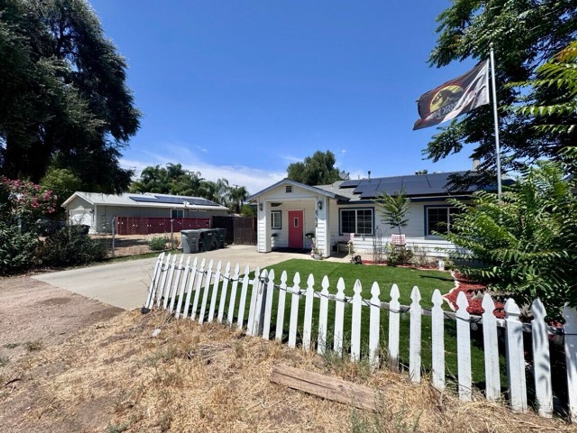 Foto principal - Charming 3 Bed + Den Home with Solar in Wi...