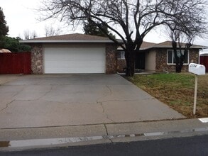 Building Photo - 1144 Robert Dr