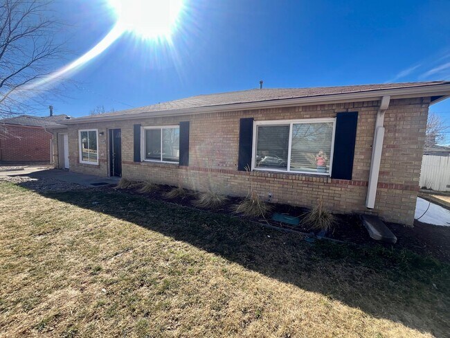 Foto del edificio - $1000 off first months rent!!  Spacious 4 bedroom 2 bath house with large backyard!