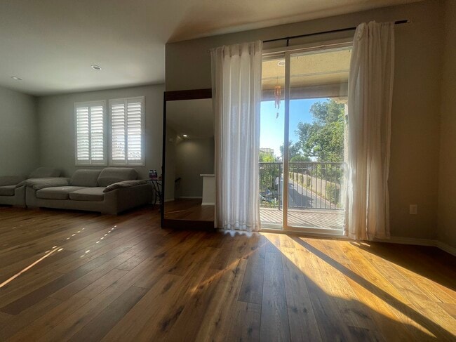 Building Photo - 812 S Gladys Ave