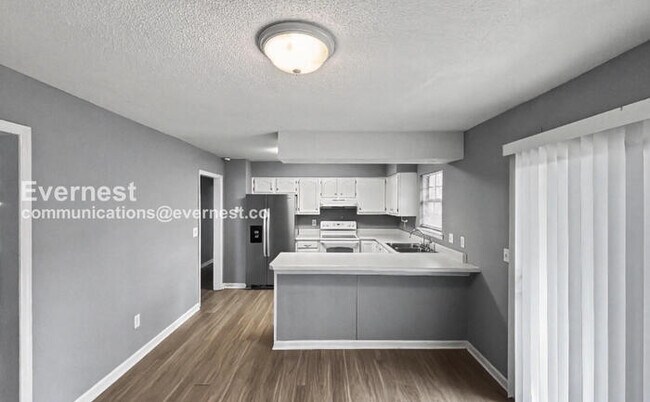 Foto del edificio - 7012 Windcrest Ln