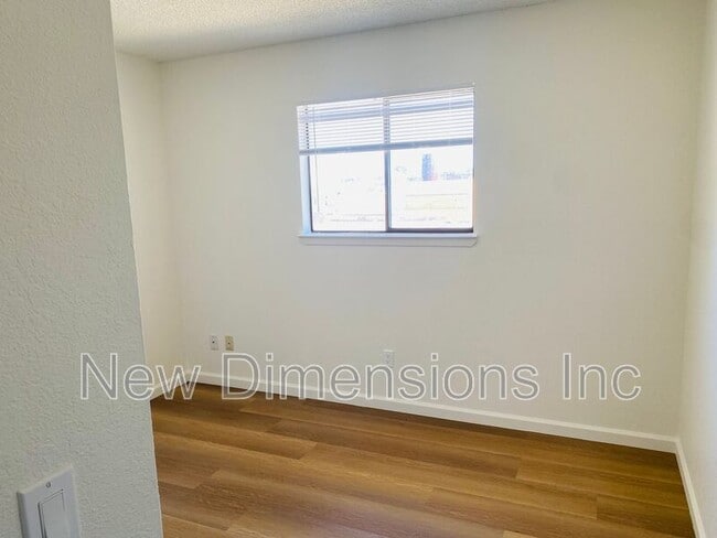 Building Photo - 207 N Broadway St