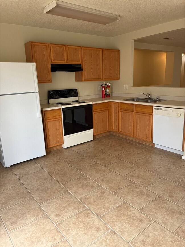 Foto del edificio - 6136 Rose Park Ave NW