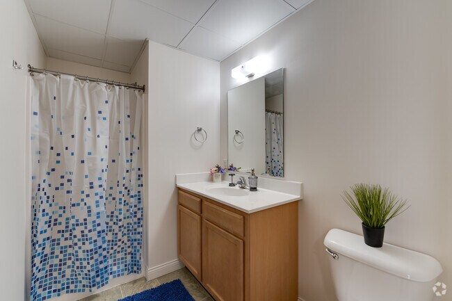 Una habitación con un baño - The Lofts @ 5 Lyon