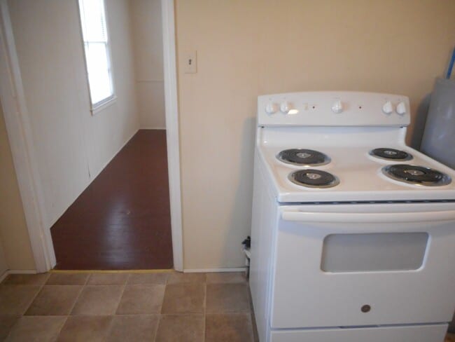 Building Photo - Renovated 2 Bedroom 1 Bath Home off Heckle Blvd with Central Heat & Air
