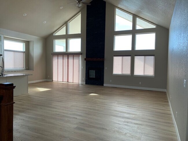 Building Photo - Beautiful 5 Bedroom, 3 Bath Executive Home!